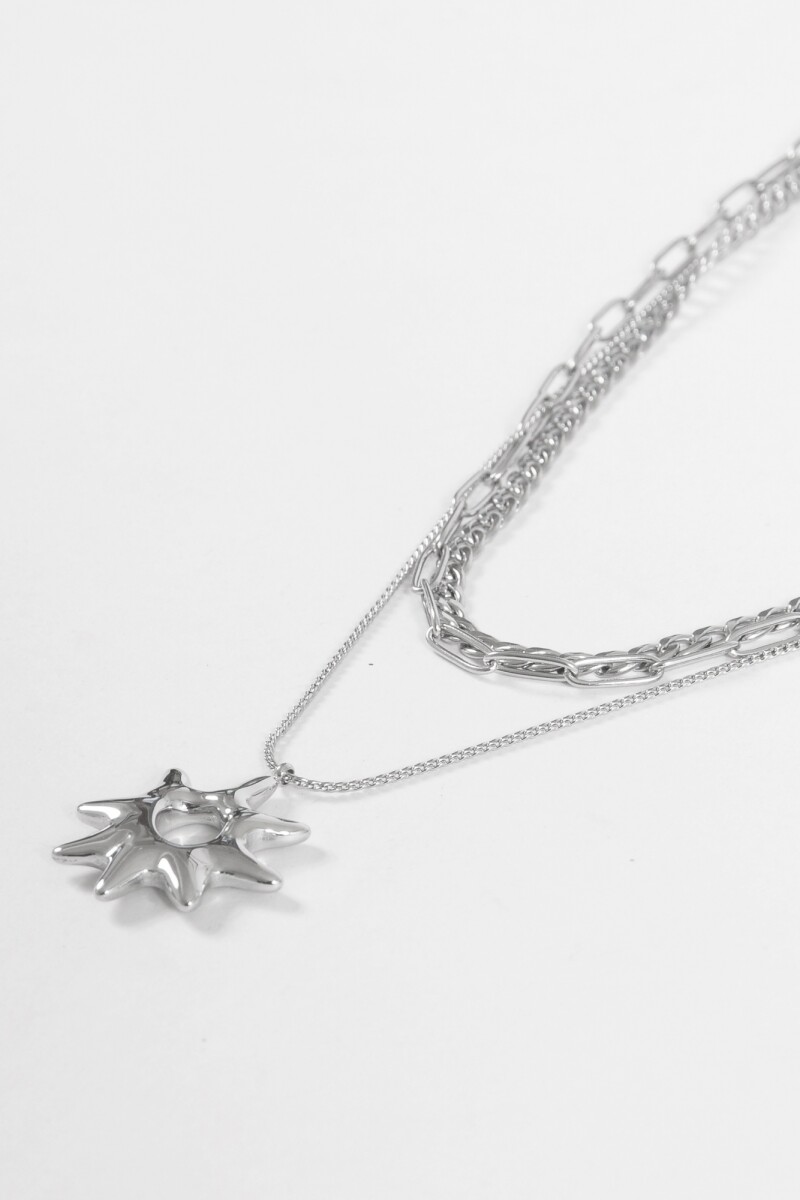 Collar triple cadena dije sol acero plateado