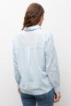 Camisa apliques florales celeste