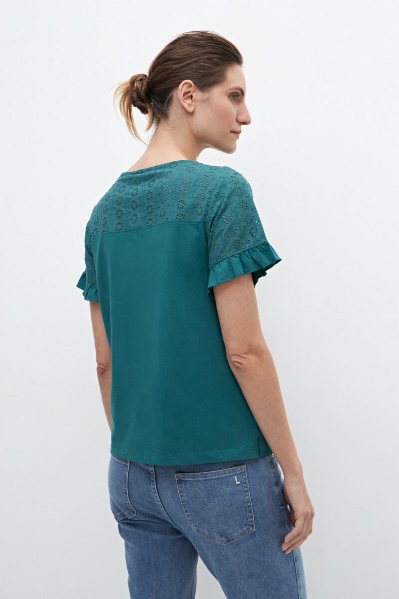 Remera combinada con broderie verde