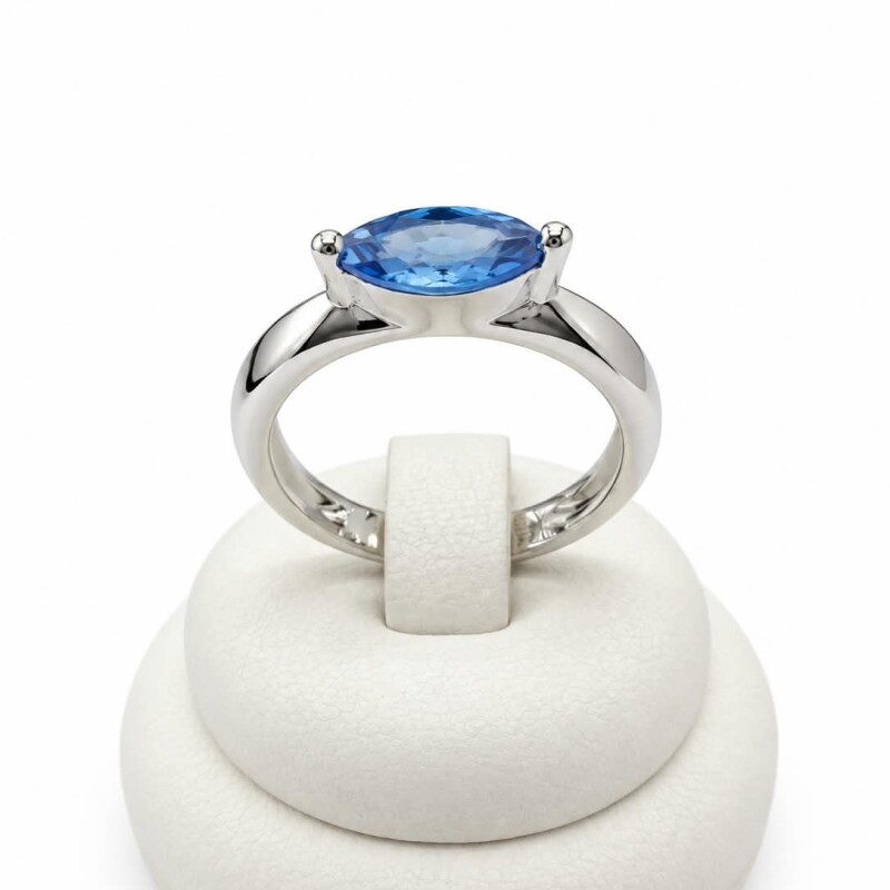 Anillo con piedra central azul talla Navette Anillo con piedra central azul talla Navette