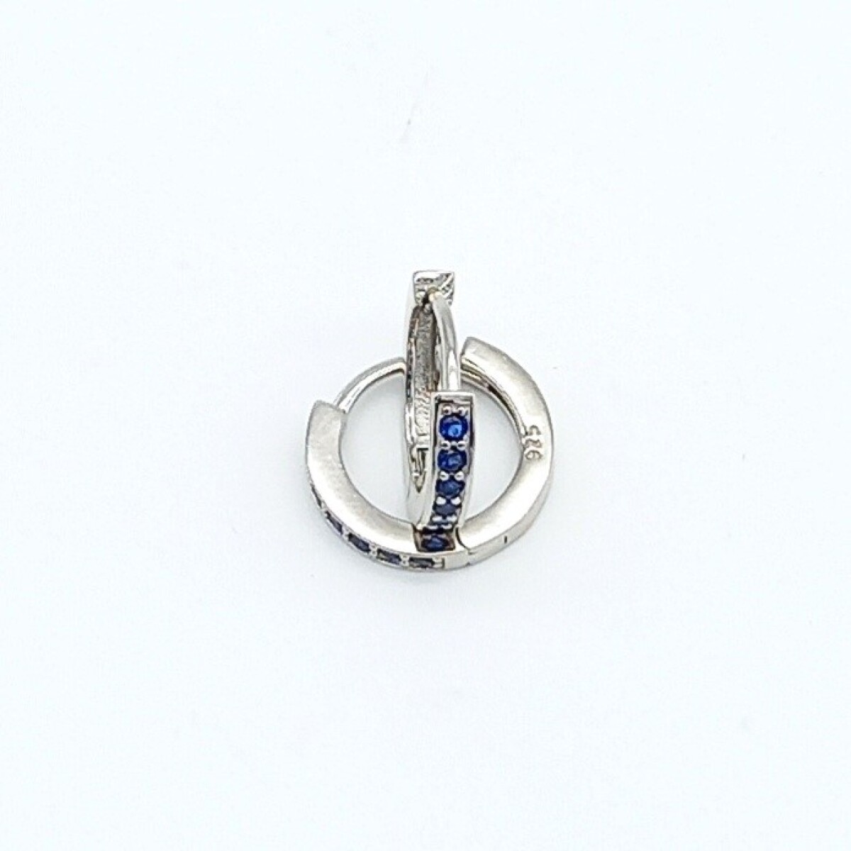Par de aros de plata rodinada con circonias. 