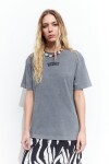 Remera washed bordada daydream gris