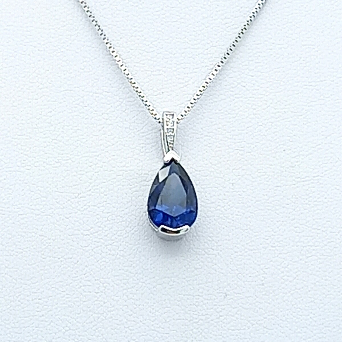 Conjunto de cadena con dije de plata 925 y baño de oro gris con circonias. 