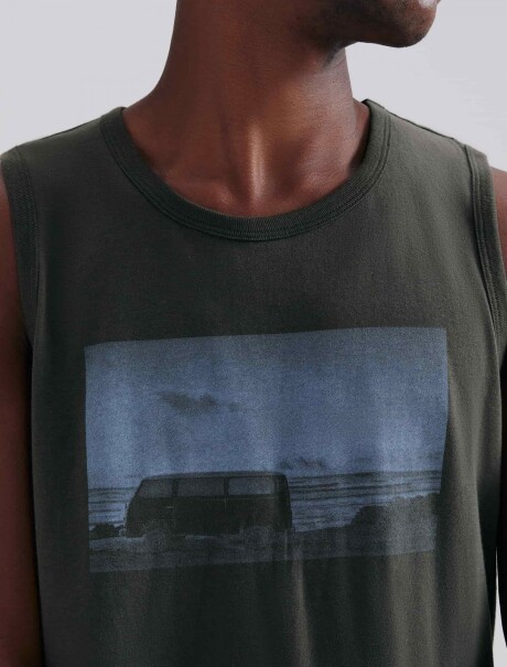 MUSCULOSA CON ESTAMPA VERDE