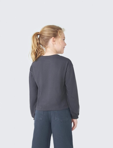 BLUSA INFANTIL CON ESTAMPA GRIS OSCURO