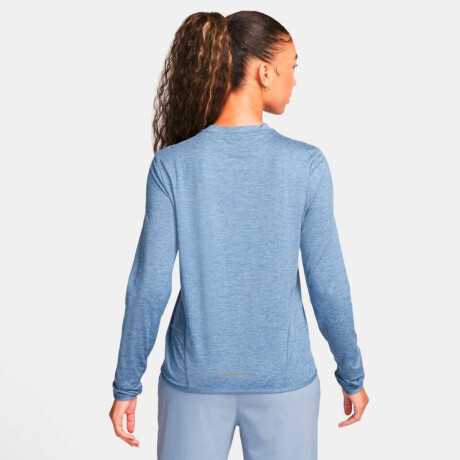 Remera Nike Swift Elmnt Dri Fit Uv Crw Top de Mujer Azul