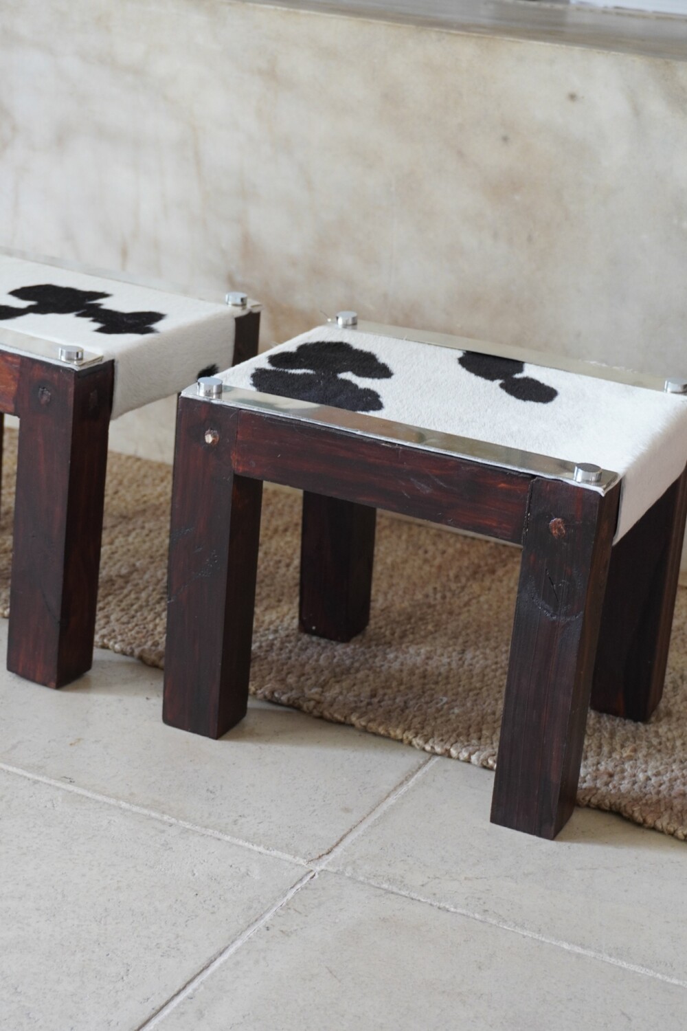 Petit Stool Cowhide oscuro