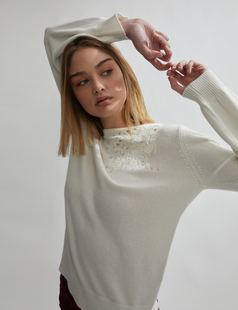 Sweater con bordado - crudo 