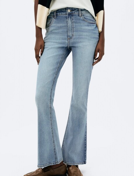 PANTALÓN DE JEAN MODELO PETIT FLARE CELESTE