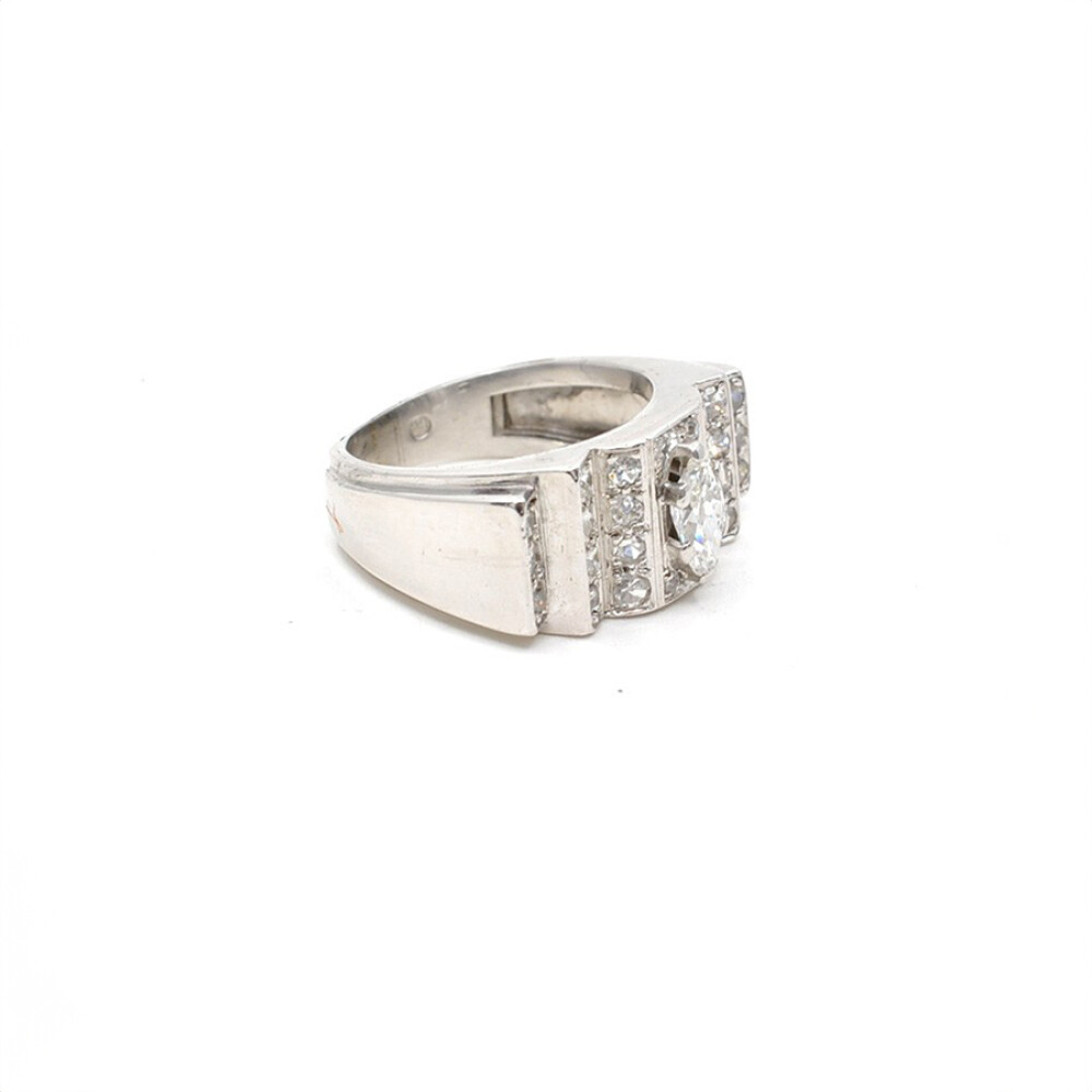 Anillo En Platino Con Importante Brillante Central Navette Anillo En Platino Con Importante Brillante Central Navette