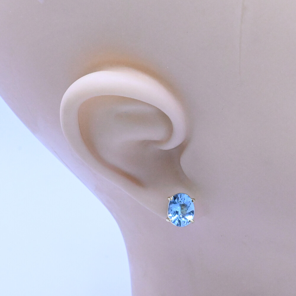 Caravanas oro 18k con topacios azules oval engarce 4 puntas. Caravanas oro 18k con topacios azules oval engarce 4 puntas.