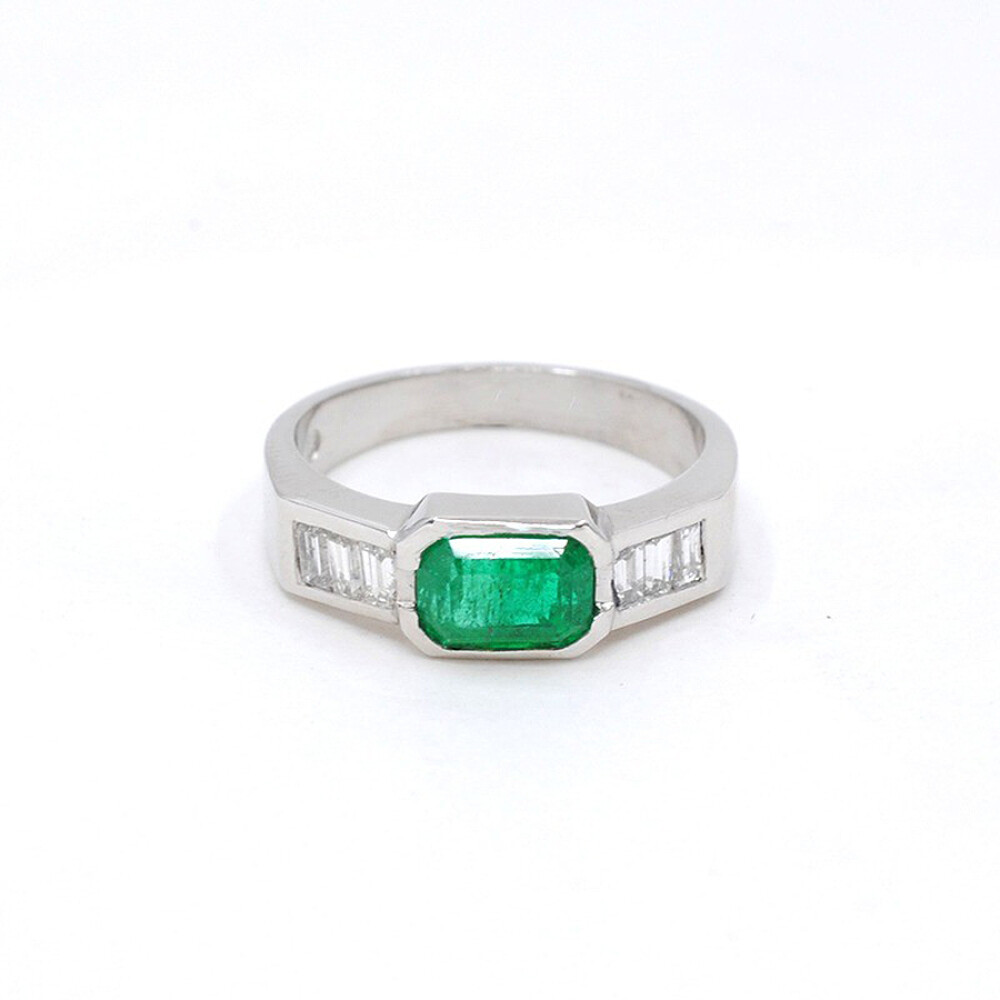 Anillo En Platino, Brillantes Y Esmeralda Anillo En Platino, Brillantes Y Esmeralda