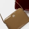 Bandolera Dyna En Efecto Cuero Charol Taupe