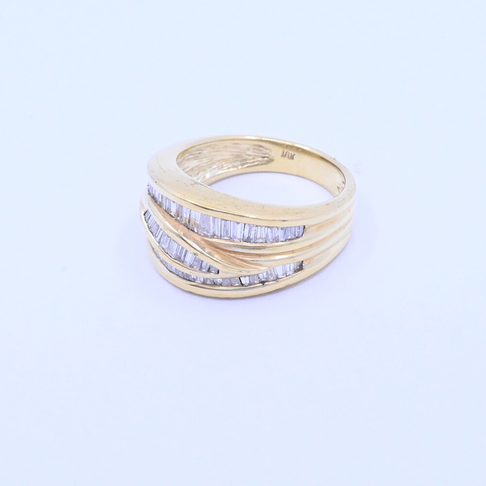 Anillo oro 18k con brillantes trapecio. Anillo oro 18k con brillantes trapecio.
