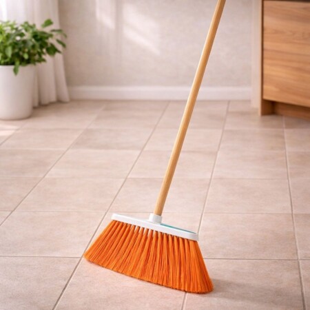 ESCOBA PVC "KLINTEK" CON PALO DE MADERA ESCOBA PVC "KLINTEK" CON PALO DE MADERA