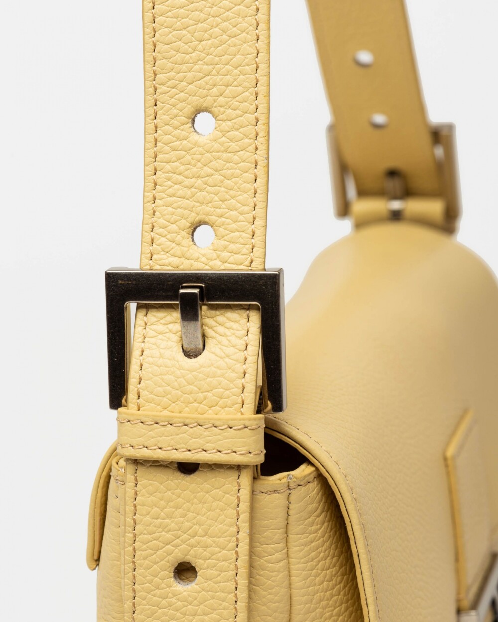 Cartera al hombro Signature en cuero graneado Vainilla