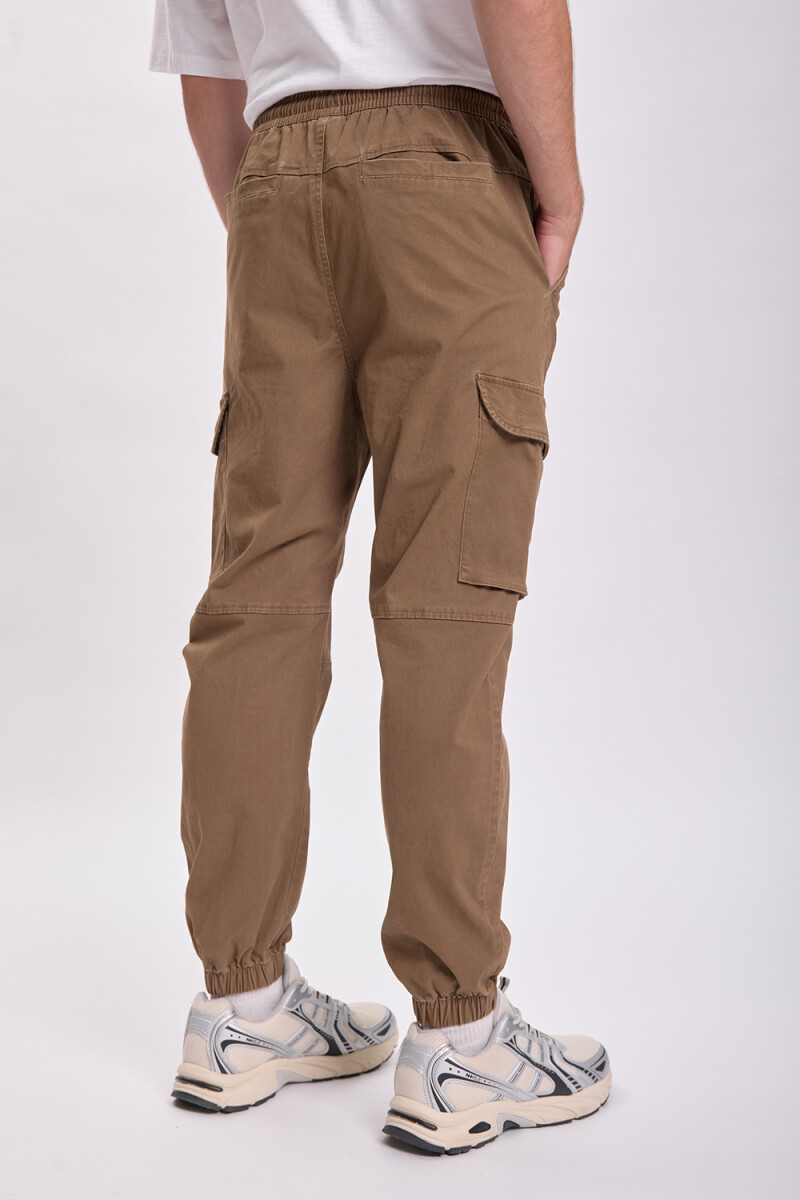 Pantalón cargo jogger Tostado