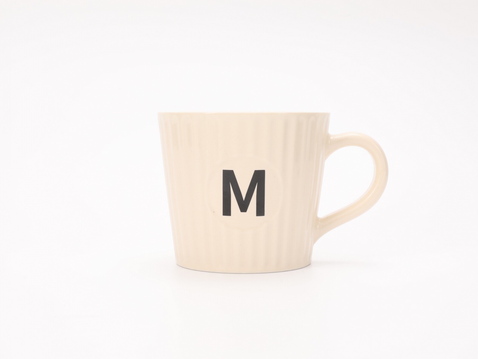 TAZA DE CERÁMICA ACANALADA CON LA LETRA M (380 ML/BEIGE) 