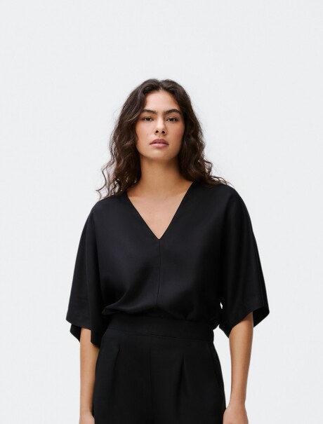 BLUSA CON ESCOTE EN V NEGRO