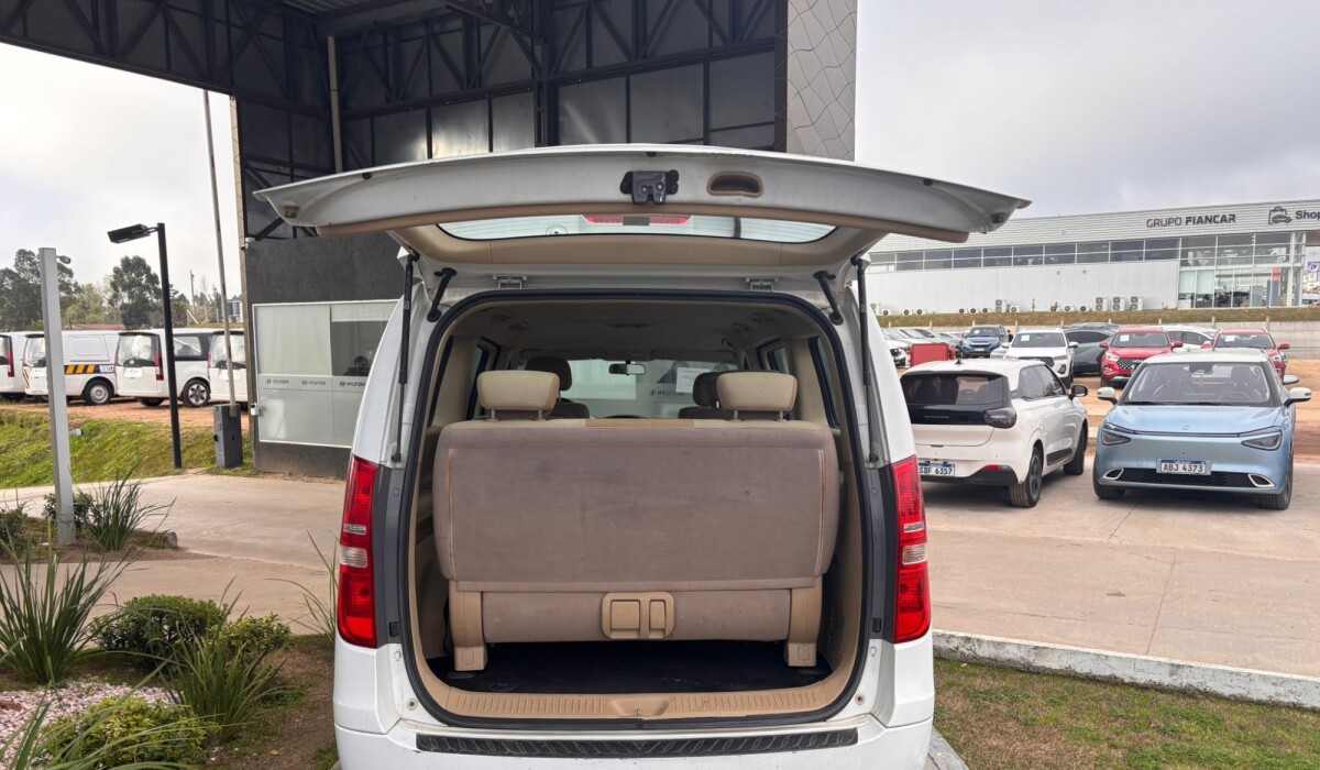 Hyundai H1 12 Plz MiniBus GLS Diesel - 2014 Hyundai H1 12 Plz MiniBus GLS Diesel - 2014