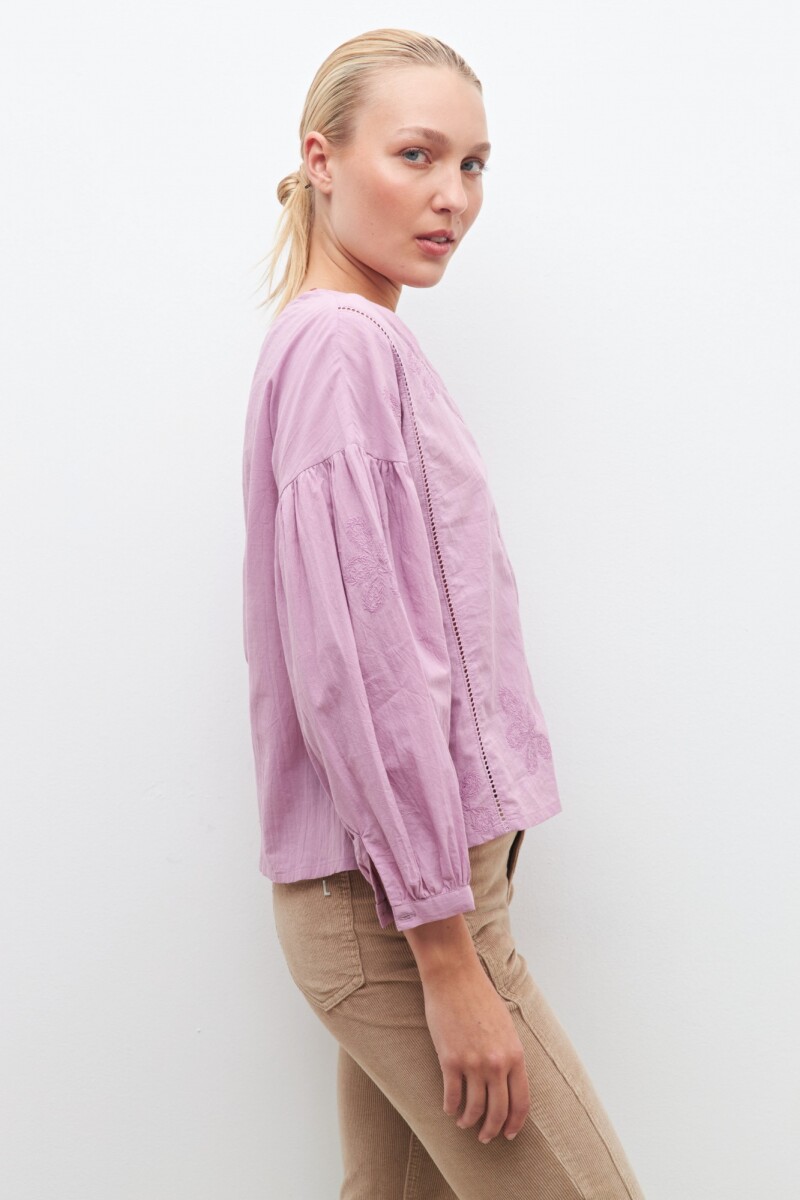 Blusa romántica con bordados lavanda