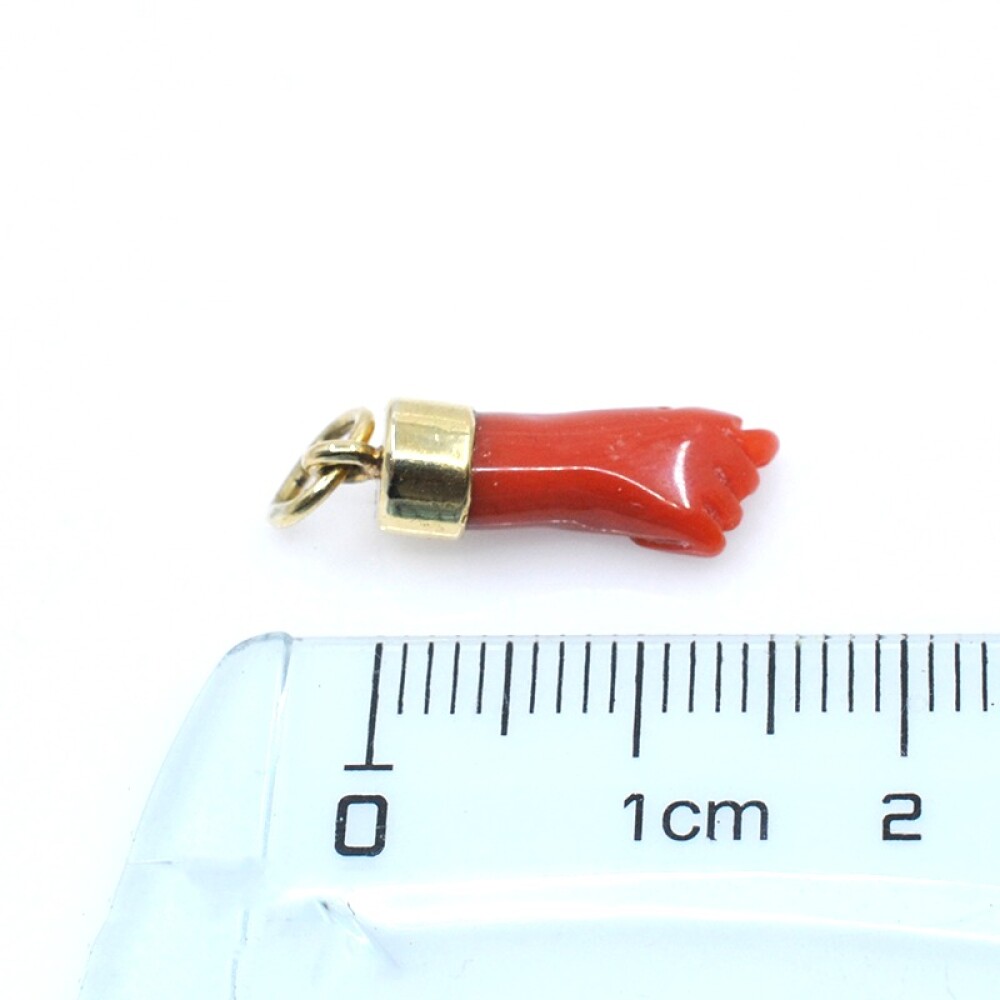 Dije manito de coral y oro 18k Dije manito de coral y oro 18k