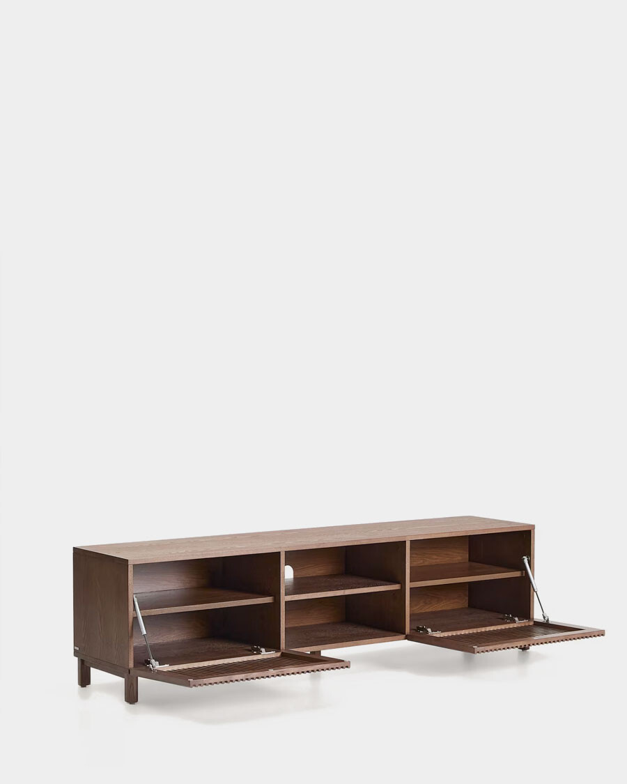 Mueble TV Beyla 2 puertas de chapa y madera maciza de fresno con acabado tono nogal 180 x 49,5 cm Mueble TV Beyla 2 puertas de chapa y madera maciza de fresno con acabado tono nogal 180 x 49,5 cm