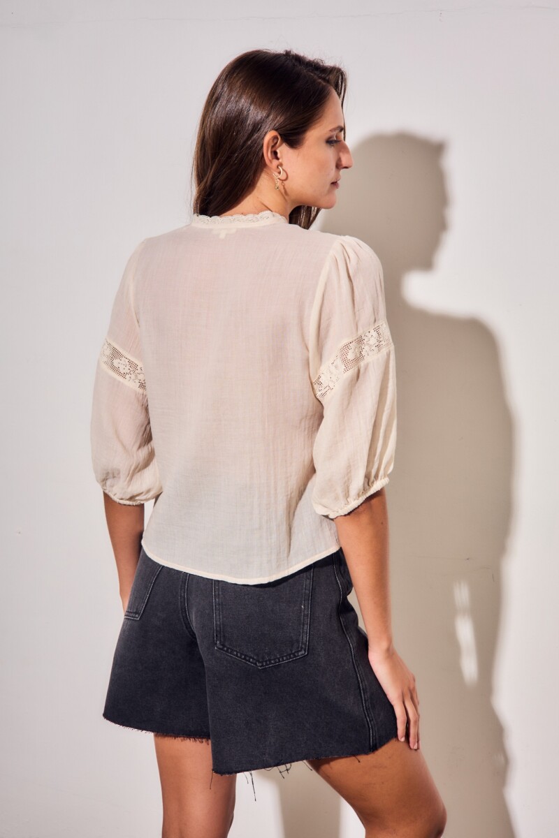 Blusa Con Encajes Bordados Arena