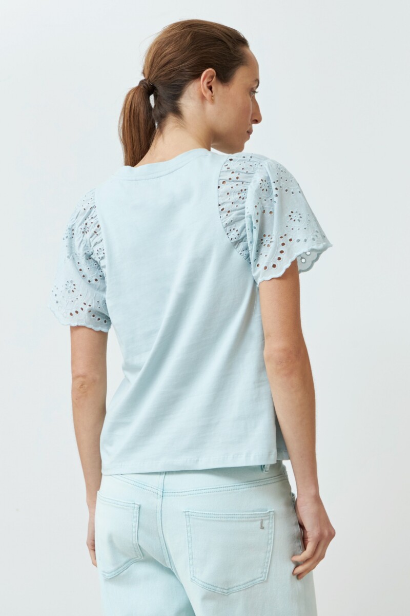Remera con mangas de broderie verde agua