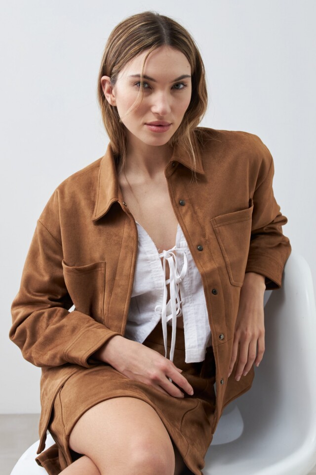 Chaqueta simil gamuza con bolsillos tostado