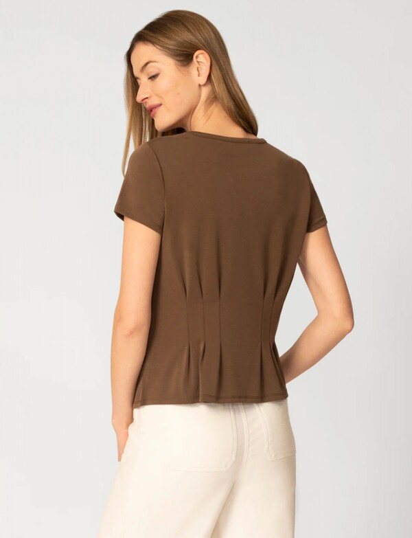 Remera Alforzas MARRON