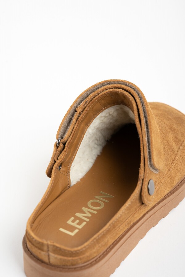 Zueco Gamuza Con Corderito Camel