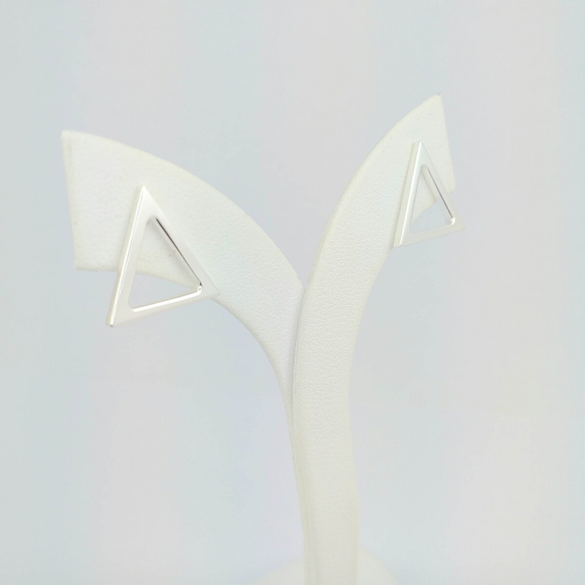 Caravanas de plata 925 Figuras Geométricas triángulos 15mm, ancho 1.5mm, perno y mariposa a presión. 