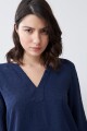 Blusa fantasía escote V azul marino