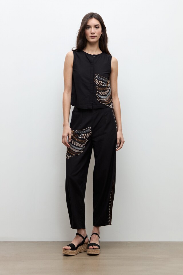 Pantalon barrel con aplique bordado negro