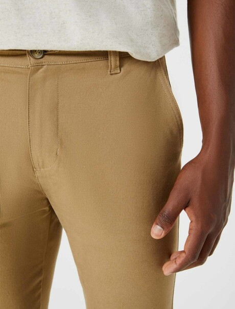 PANTALÓN MODELO CHINO SLIM BEIGE