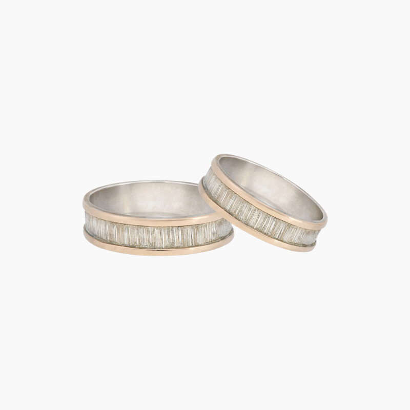 Par de alianzas en plata y oro modelo cinta satinada Par De Alianzas En Plata Y Oro Modelo Cinta Satinada
