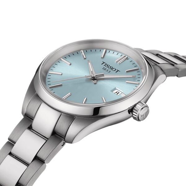 Reloj Tissot PR 100 de acero con esfera celeste. Reloj Tissot PR 100 de acero con esfera celeste.