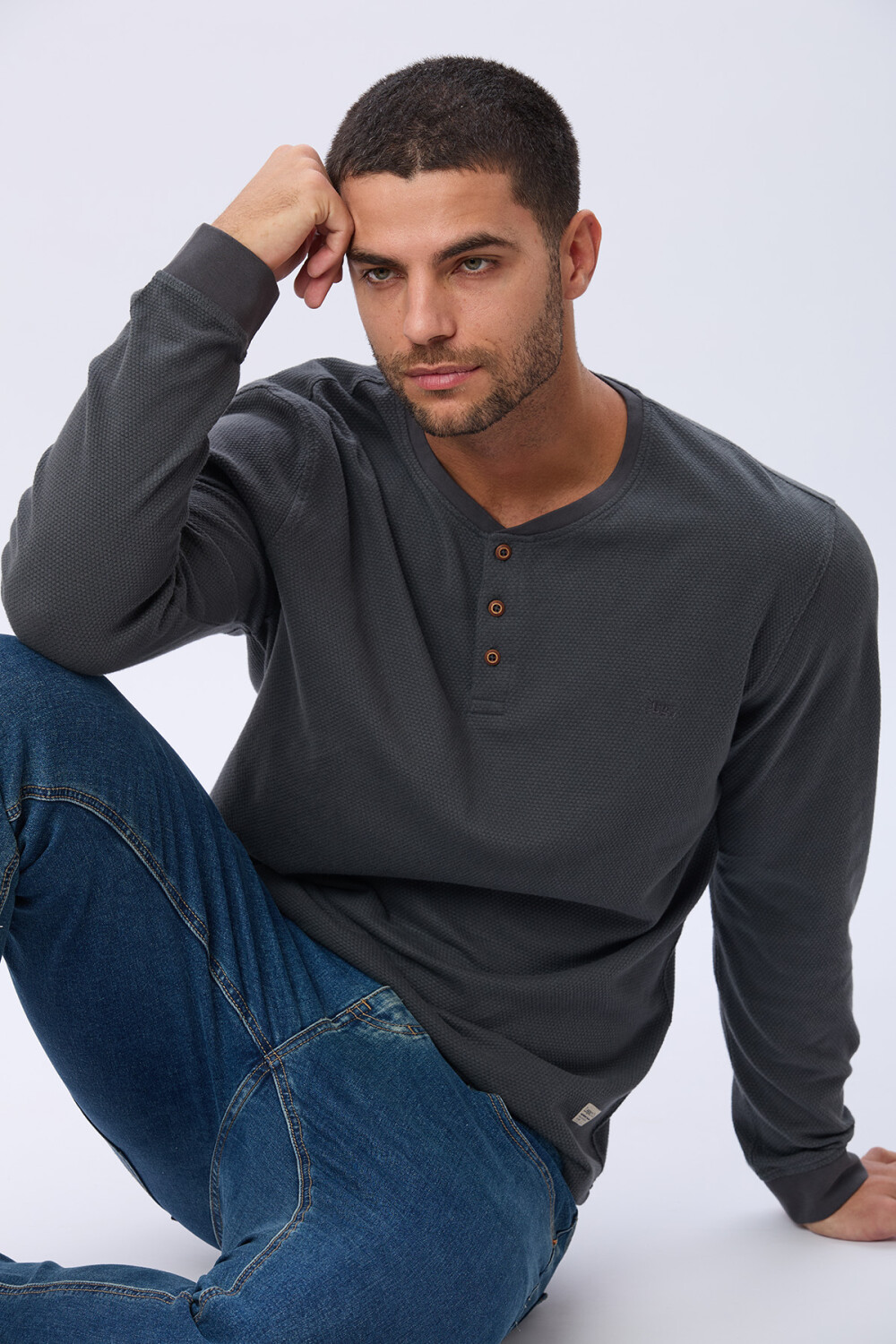 REMERA CON BOTONES DE ALGODÓN GRIS