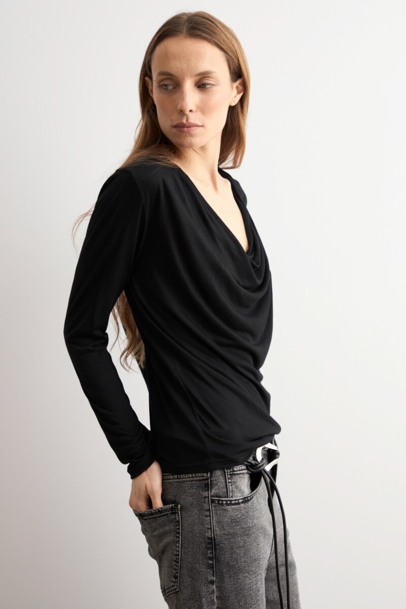 Remera escote drapeado negro