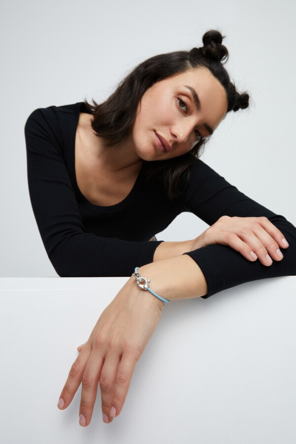 PULSERA DE CUERO AZUL CON MOSQUETÓN ENTRELAZADO BAÑADO EN PLATA Pulsera