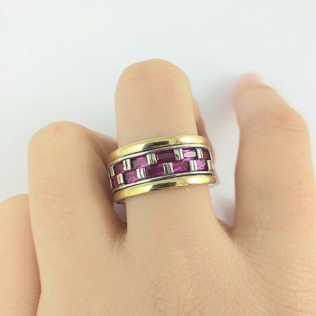 Anillo de plata 925 con detalle de doublé en oro 18K y circonias fucsia. Medidas diámetro interno 18mm, ancho superior 1cm #15. Anillo de plata 925 con detalle de doublé en oro 18K y circonias fucsia. Medidas diámetro interno 18mm, ancho superior 1cm #15.