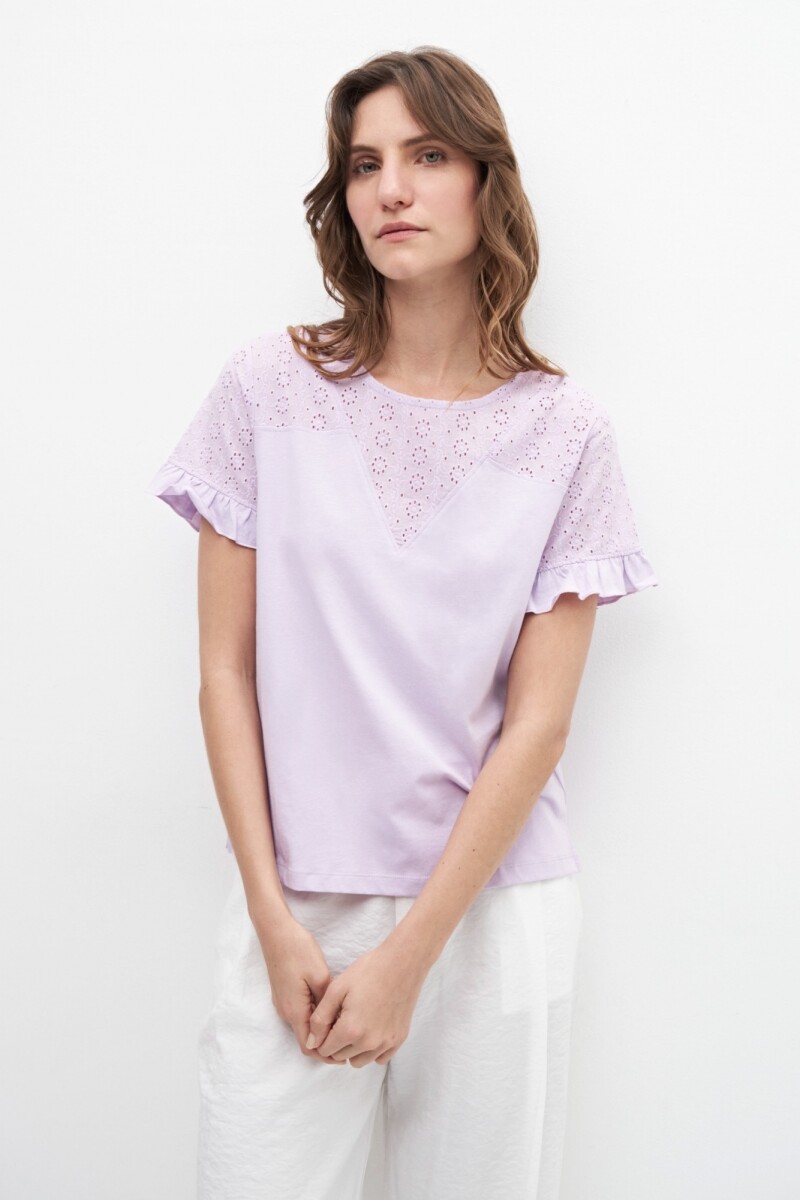 Remera combinada con broderie lavanda