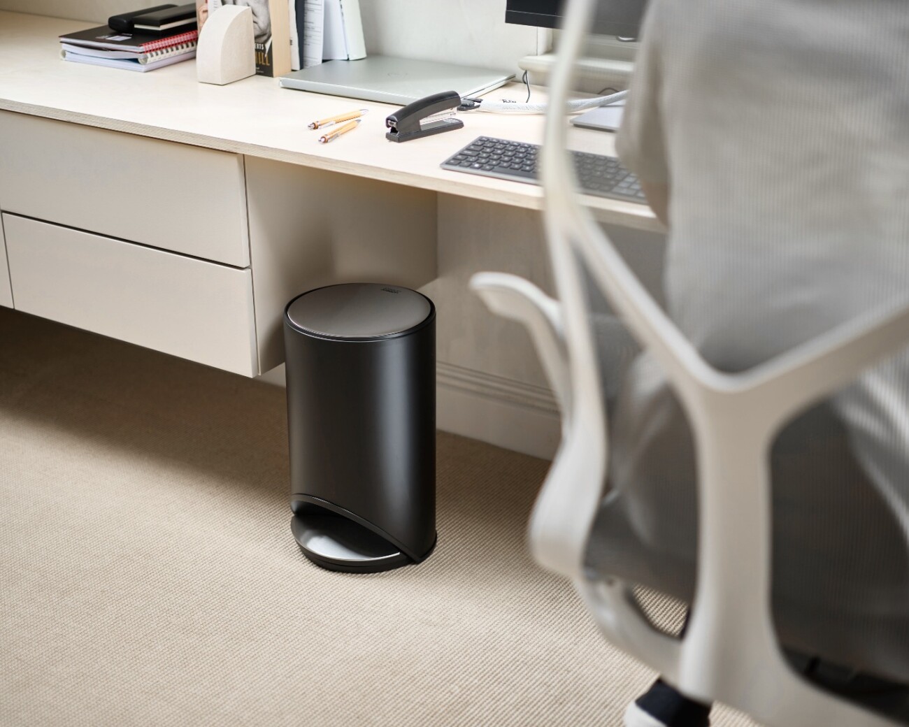 Papelera con Pedal 10 L Negra Joseph Joseph Arc™- PREVENTA Papelera con Pedal 10 L Negra Joseph Joseph Arc™- PREVENTA