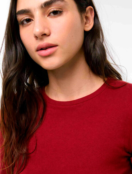 CAMISETA BÁSICA MANGA LARGA CON ELASTANO BORDEAUX