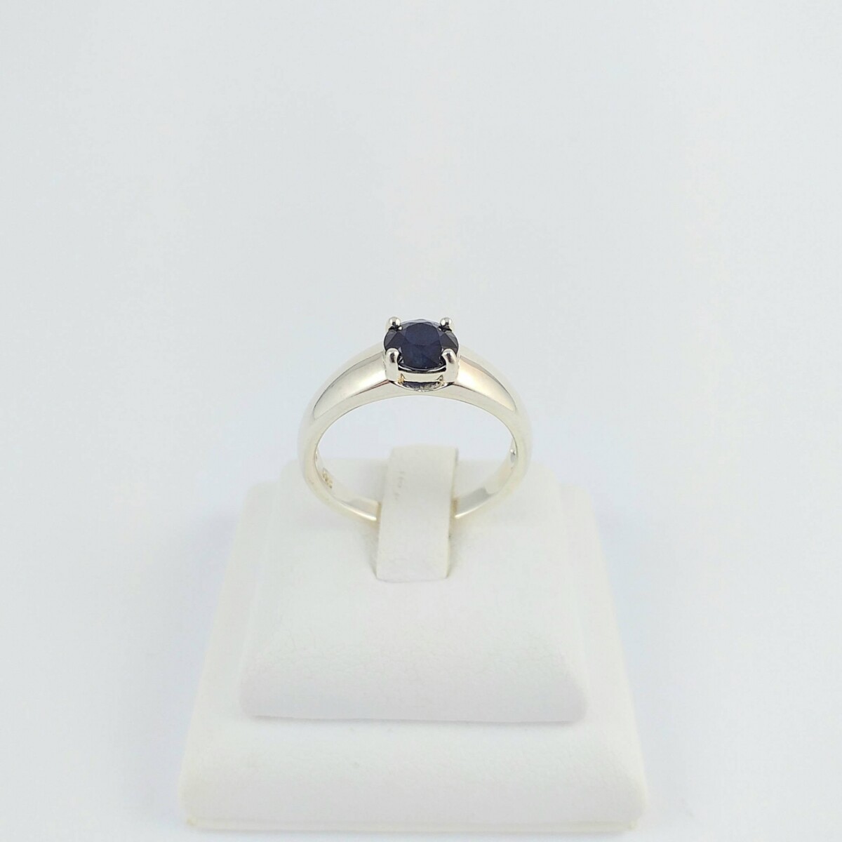 Anillo de plata 925, con Zafiro azul natural con engarce de cuatro puntas de 6mm, diámetro interno 17mm, medida #15 