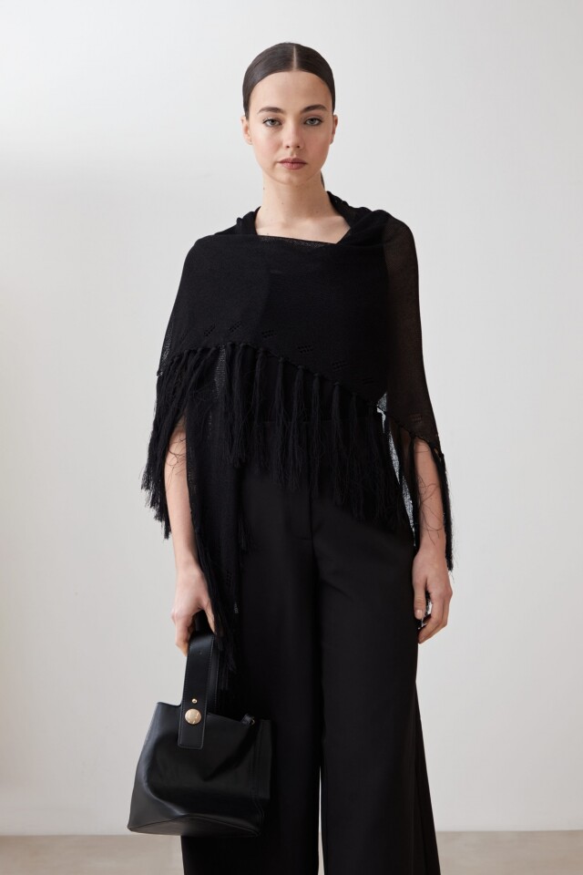 Capa tejida con flecos negro