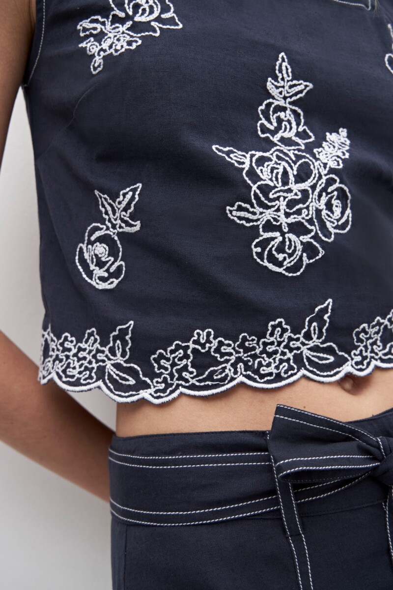 Top bordado floral azul marino