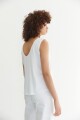 Musculosa con vainilla en escote blanco