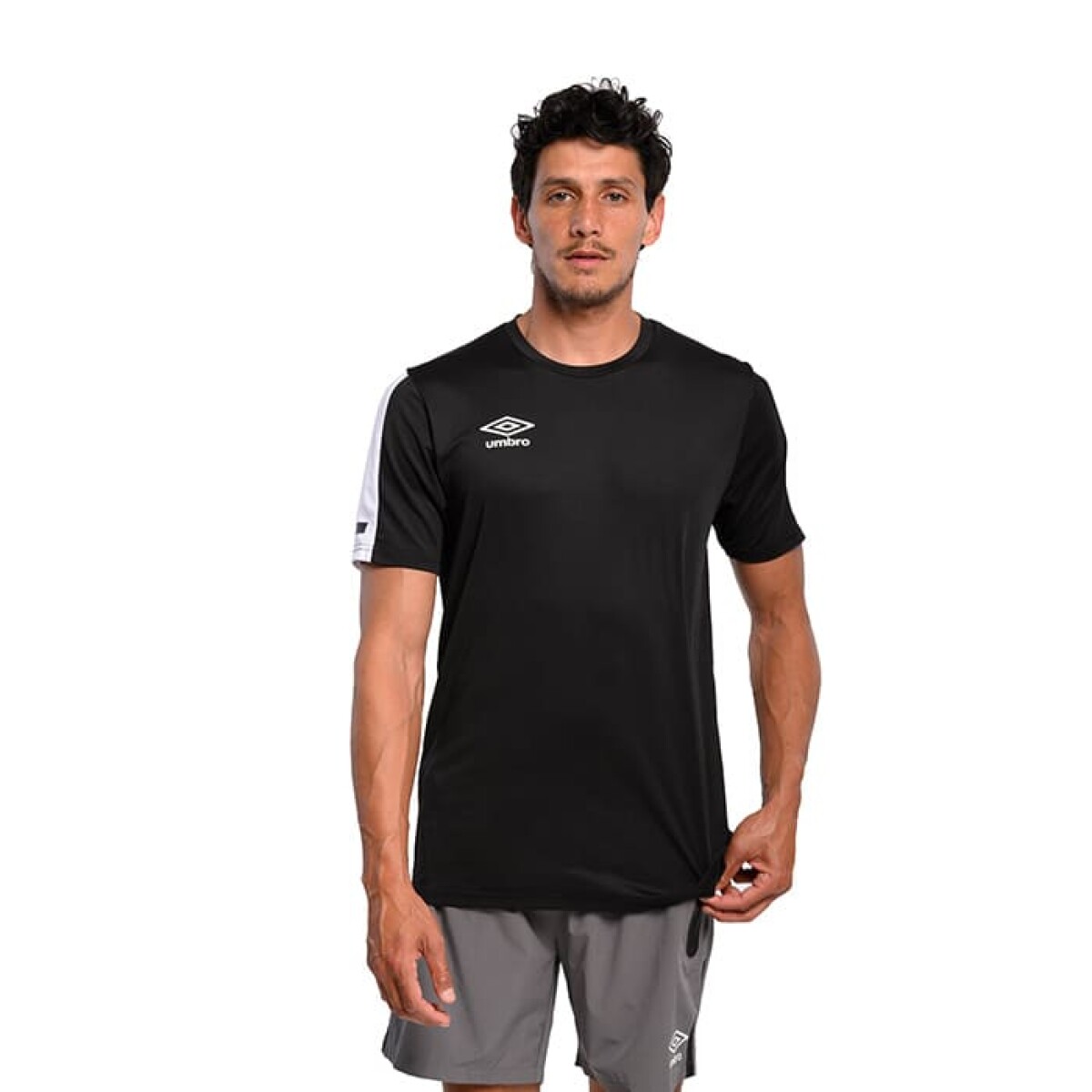 Remera Umbro Combined Loose de Hombre - 20106039 - Negro-blanco 